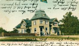 Villa Harald med unionsflaggan i topp. Bl.a. Holmbergs speceri- och manufakturaffär